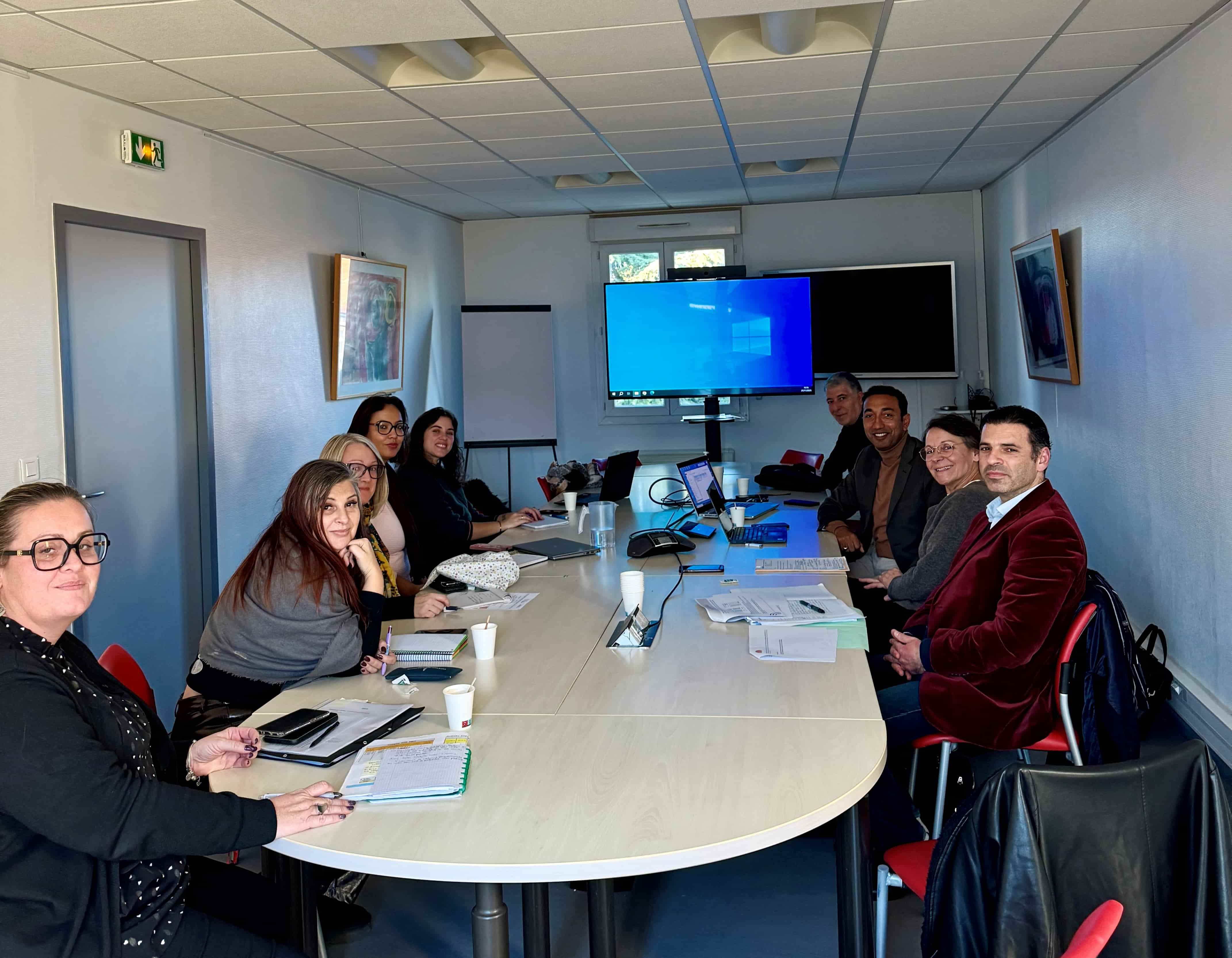 Photo de l'équipe de l'hôpital de Montfavet Avignon et du Gérontopôle Sud lors de notre rencontre à Avignon pour échanger sur la prise en charge des personnes âgées.